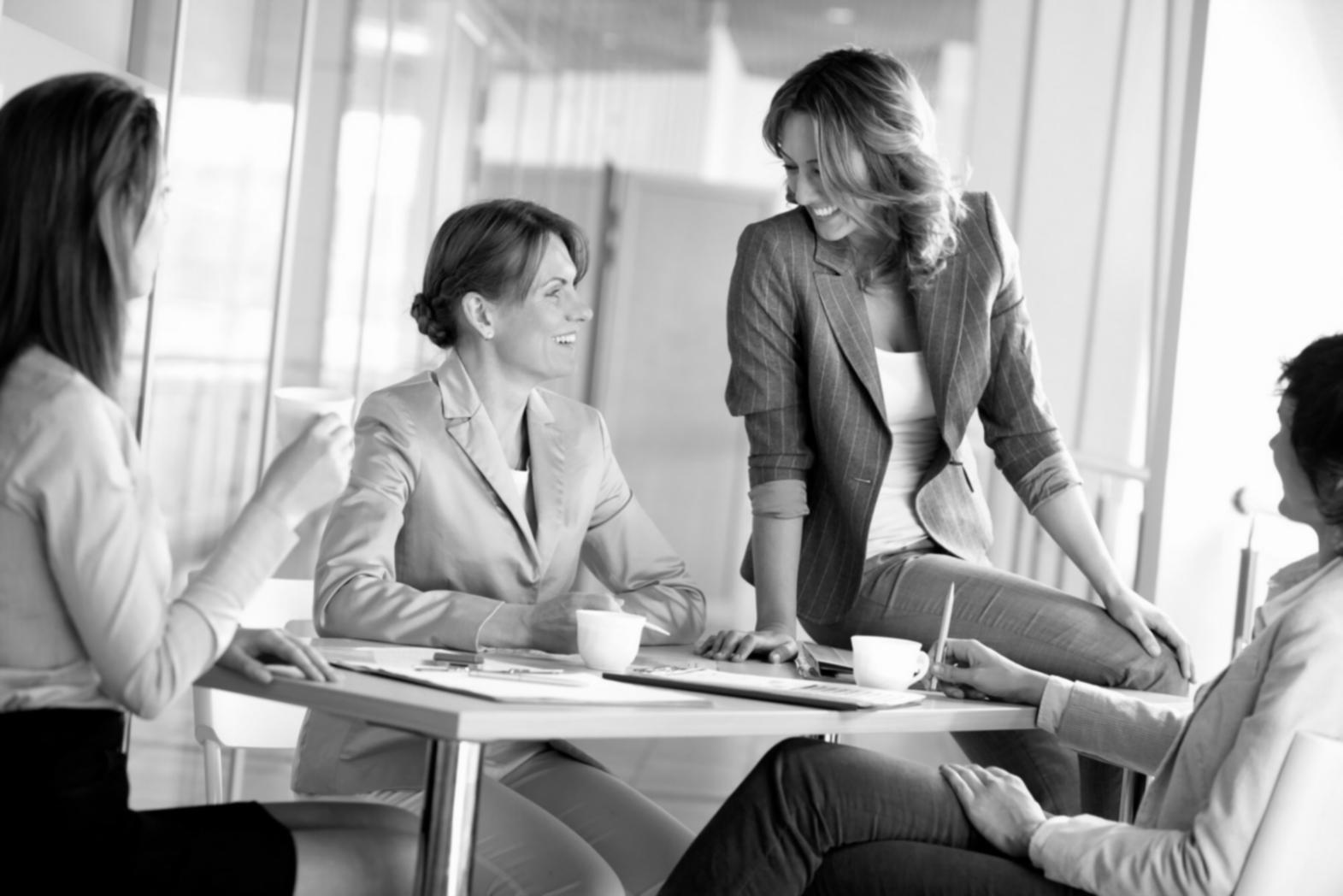 Bureau de travail avec documents financiers et outils d'analyse